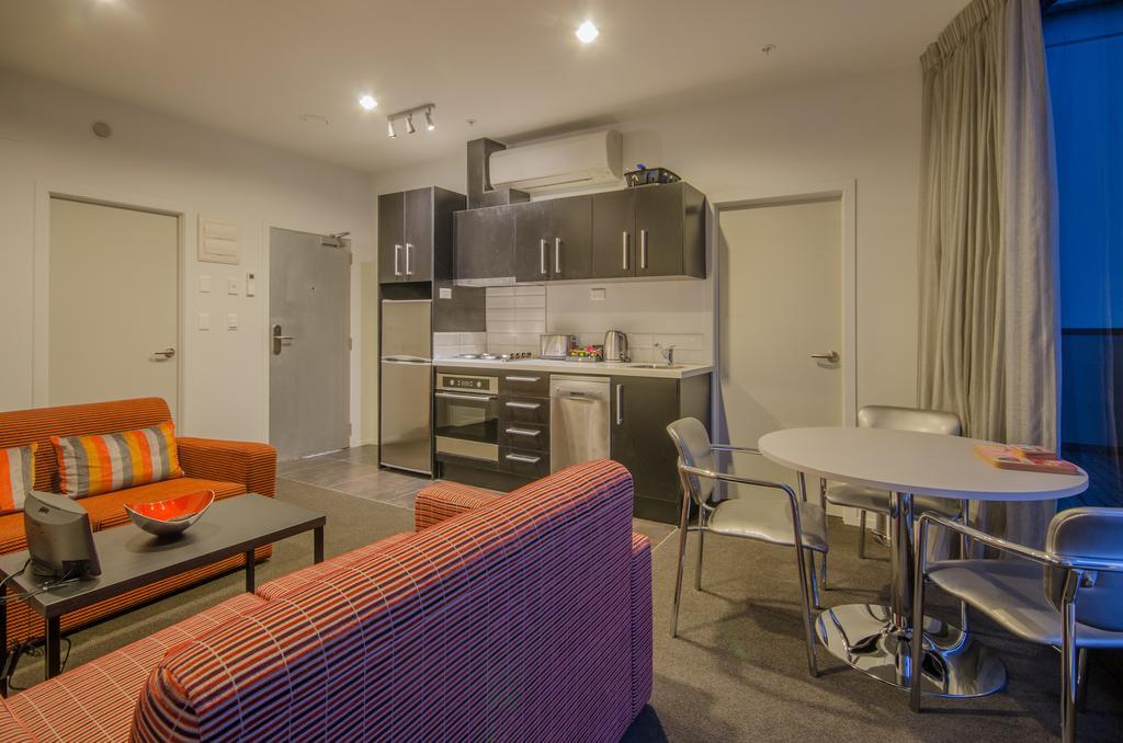 Ramada Suites By Wyndham Auckland - Federal Street Room photo